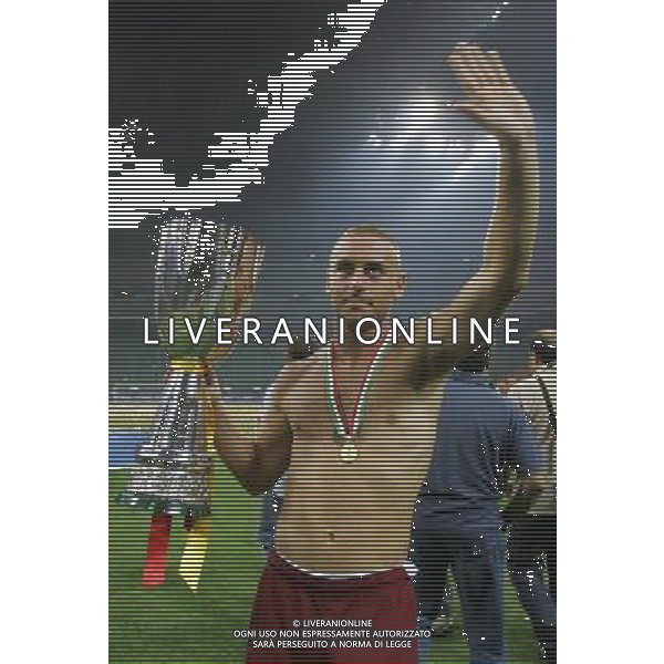 Inter - Roma SuperCoppa Italiana Milano 19/08/2007 Festeggiamenti dei giocatori della roma vincitori della Coppa nella foto daniele de rossi con il trofeo ph Ag. Aldo Liverani