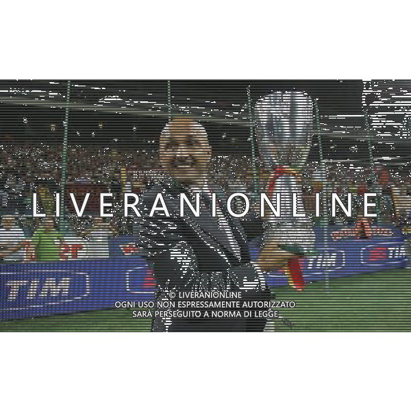 Inter - Roma SuperCoppa Italiana Milano 19/08/2007 Festeggiamenti dei giocatori della roma vincitori della Coppa nella foto luciano spalletti con il trofeo ph Ag. Aldo Liverani