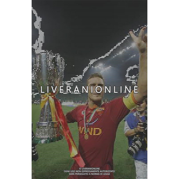 Inter - Roma SuperCoppa Italiana Milano 19/08/2007 Festeggiamenti dei giocatori della roma vincitori della Coppa nella foto francesco totti con il trofeo ph Ag. Aldo Liverani