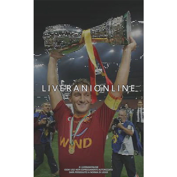 Inter - Roma SuperCoppa Italiana Milano 19/08/2007 Festeggiamenti dei giocatori della roma vincitori della Coppa nella foto francesco totti con il trofeo ph Ag. Aldo Liverani