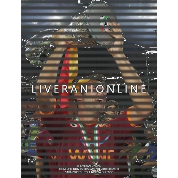 Inter - Roma SuperCoppa Italiana Milano 19/08/2007 Festeggiamenti dei giocatori della roma vincitori della Coppa nella foto mirko vucinic con il trofeo ph Ag. Aldo Liverani