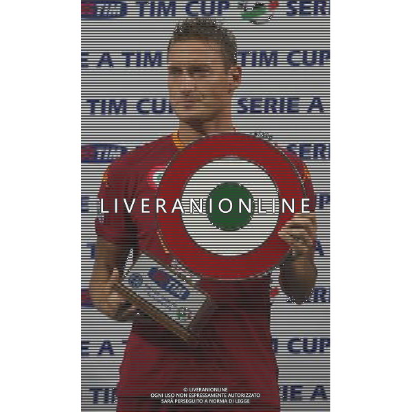Milano 19 agosto 2007 Inter-Roma Supercoppa Italiana 2007 nella foto: Totti Francesco con il premio vittoria coppa italia foto Andry / Ag. Aldo Liverani