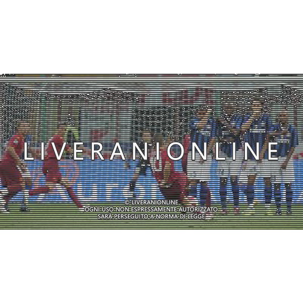 Milano 19 agosto 2007 Inter-Roma Supercoppa Italiana 2007 nella foto: Totti Francesco inciampa calciando una punizione foto Andry / Ag. Aldo Liverani