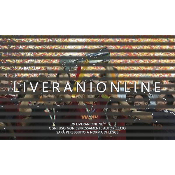 Milano 19 agosto 2007 Inter-Roma Supercoppa Italiana 2007 nella foto: Totti Francesco solleva la supercoppa italiana foto Andry / Ag. Aldo Liverani