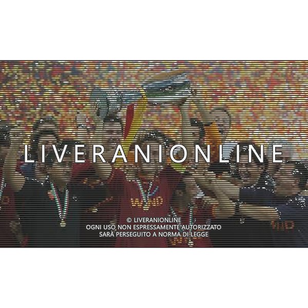 Milano 19 agosto 2007 Inter-Roma Supercoppa Italiana 2007 nella foto: Totti Francesco solleva la supercoppa italiana foto Andry / Ag. Aldo Liverani
