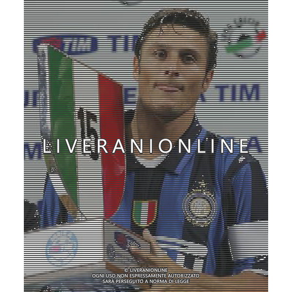 Milano 19 agosto 2007 Inter-Roma Supercoppa Italiana 2007 nella foto: Zanetti Javier con il premio vittoria campionato italiano foto Andry / Ag. Aldo Liverani