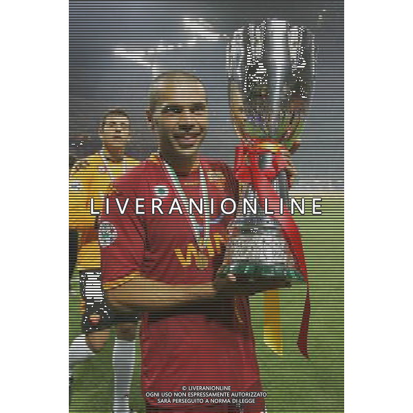 Milano 19/08/2007 Supercoppa Italiana 2007 inter-roma 0:1 nella foto tonetto con la coppa ph marco luzzani/ag aldo liverani s.a.s.