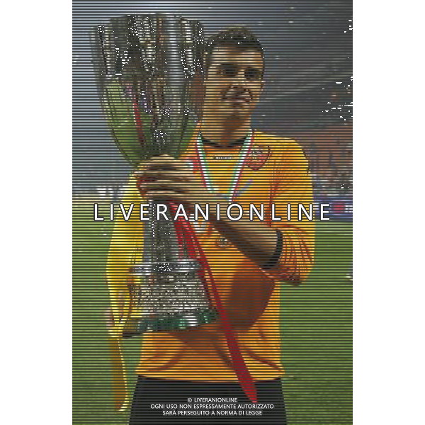Milano 19/08/2007 Supercoppa Italiana 2007 inter-roma 0:1 nella foto curci con la coppa ph marco luzzani/ag aldo liverani s.a.s.