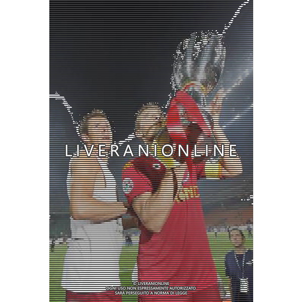 Milano 19/08/2007 Supercoppa Italiana 2007 inter-roma 0:1 nella foto totti e taddei con la coppa ph marco luzzani/ag aldo liverani s.a.s.