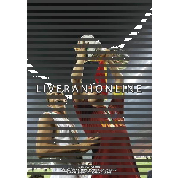 Milano 19/08/2007 Supercoppa Italiana 2007 inter-roma 0:1 nella foto totti e taddei con la coppa ph marco luzzani/ag aldo liverani s.a.s.