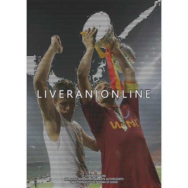 Milano 19/08/2007 Supercoppa Italiana 2007 inter-roma 0:1 nella foto totti e taddei con la coppa ph marco luzzani/ag aldo liverani s.a.s.