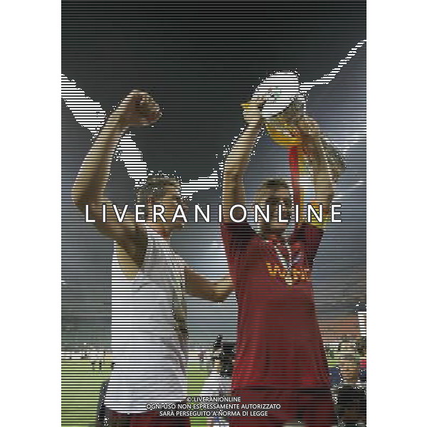 Milano 19/08/2007 Supercoppa Italiana 2007 inter-roma 0:1 nella foto totti e taddei con la coppa ph marco luzzani/ag aldo liverani s.a.s.