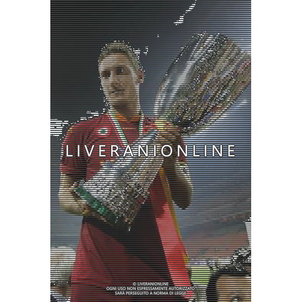 Milano 19/08/2007 Supercoppa Italiana 2007 inter-roma 0:1 nella foto totti con la coppa ph marco luzzani/ag aldo liverani s.a.s.