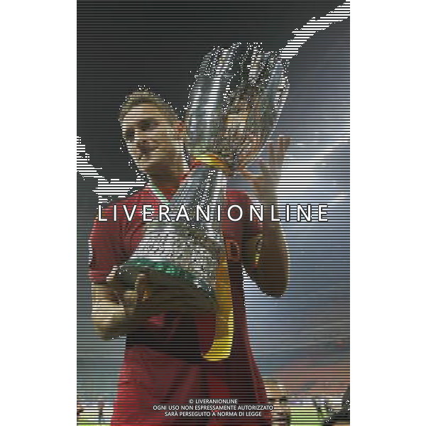 Milano 19/08/2007 Supercoppa Italiana 2007 inter-roma 0:1 nella foto totti con la coppa ph marco luzzani/ag aldo liverani s.a.s.