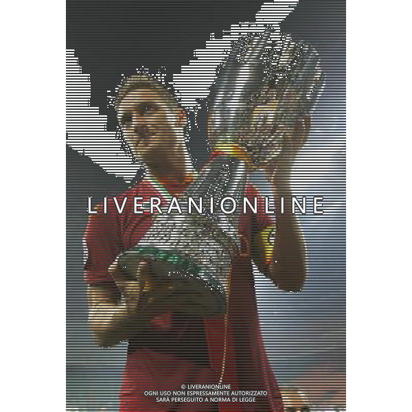 Milano 19/08/2007 Supercoppa Italiana 2007 inter-roma 0:1 nella foto totti con la coppa ph marco luzzani/ag aldo liverani s.a.s.