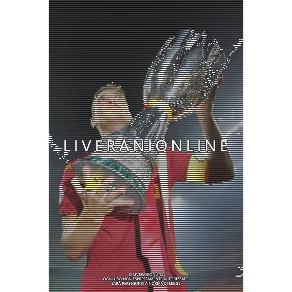 Milano 19/08/2007 Supercoppa Italiana 2007 inter-roma 0:1 nella foto totti con la coppa ph marco luzzani/ag aldo liverani s.a.s.