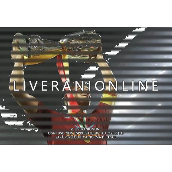 Milano 19/08/2007 Supercoppa Italiana 2007 inter-roma 0:1 nella foto totti con la coppa ph marco luzzani/ag aldo liverani s.a.s.