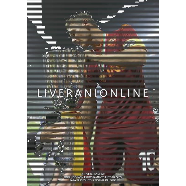 Milano 19/08/2007 Supercoppa Italiana 2007 inter-roma 0:1 nella foto totti con la coppa ph marco luzzani/ag aldo liverani s.a.s.