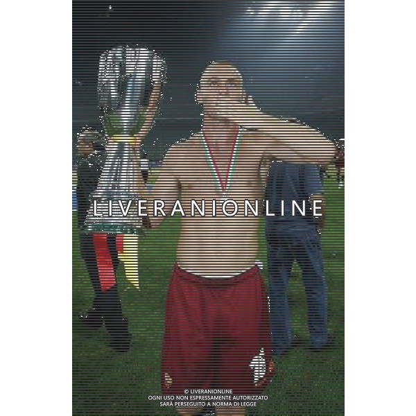Milano 19/08/2007 Supercoppa Italiana 2007 inter-roma 0:1 nella foto de rossi con la coppa ph marco luzzani/ag aldo liverani s.a.s.