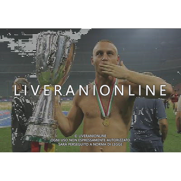 Milano 19/08/2007 Supercoppa Italiana 2007 inter-roma 0:1 nella foto de rossi con la coppa ph marco luzzani/ag aldo liverani s.a.s.