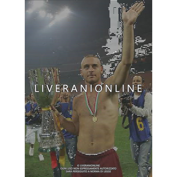 Milano 19/08/2007 Supercoppa Italiana 2007 inter-roma 0:1 nella foto de rossi con la coppa ph marco luzzani/ag aldo liverani s.a.s.