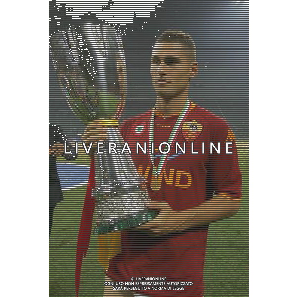 Milano 19/08/2007 Supercoppa Italiana 2007 inter-roma 0:1 nella foto rosi con la coppa ph marco luzzani/ag aldo liverani s.a.s.