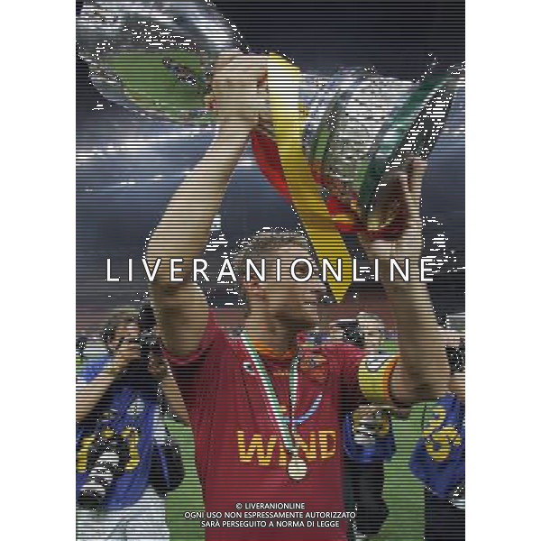 Milano 19/08/2007 Supercoppa Italiana 2007 inter-roma 0:1 nella foto totti con la coppa ph marco luzzani/ag aldo liverani s.a.s.