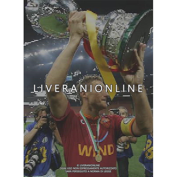 Milano 19/08/2007 Supercoppa Italiana 2007 inter-roma 0:1 nella foto totti con la coppa ph marco luzzani/ag aldo liverani s.a.s.