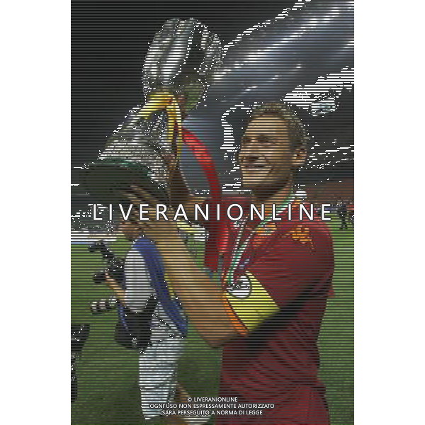 Milano 19/08/2007 Supercoppa Italiana 2007 inter-roma 0:1 nella foto totti con la coppa ph marco luzzani/ag aldo liverani s.a.s.