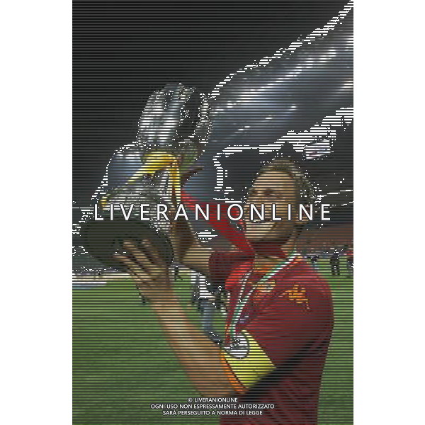 Milano 19/08/2007 Supercoppa Italiana 2007 inter-roma 0:1 nella foto totti con la coppa ph marco luzzani/ag aldo liverani s.a.s.