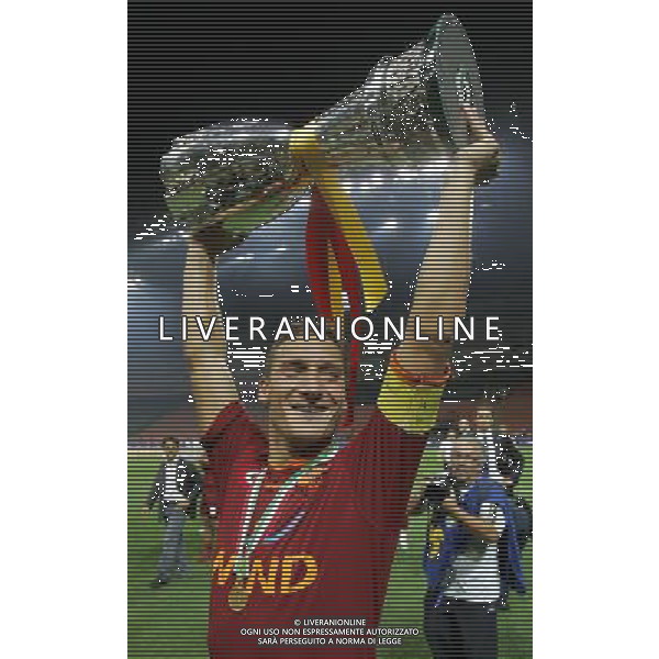 Milano 19/08/2007 Supercoppa Italiana 2007 inter-roma 0:1 nella foto totti con la coppa ph marco luzzani/ag aldo liverani s.a.s.
