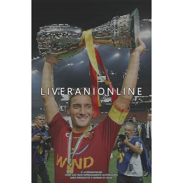 Milano 19/08/2007 Supercoppa Italiana 2007 inter-roma 0:1 nella foto totti con la coppa ph marco luzzani/ag aldo liverani s.a.s.