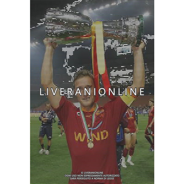Milano 19/08/2007 Supercoppa Italiana 2007 inter-roma 0:1 nella foto totti con la coppa ph marco luzzani/ag aldo liverani s.a.s.