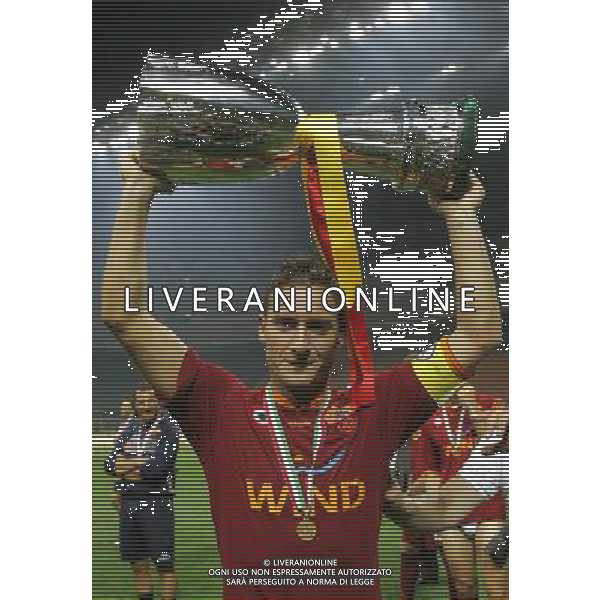 Milano 19/08/2007 Supercoppa Italiana 2007 inter-roma 0:1 nella foto totti con la coppa ph marco luzzani/ag aldo liverani s.a.s.