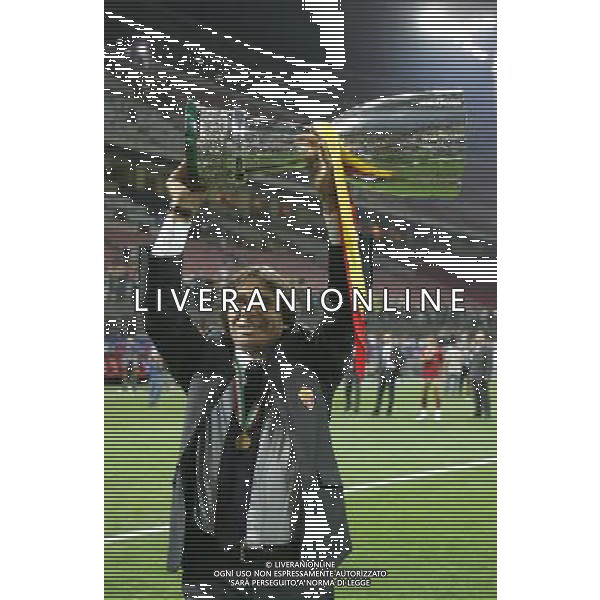 Milano 19/08/2007 Supercoppa Italiana 2007 inter-roma 0:1 nella foto conti bruno con la coppa ph marco luzzani/ag aldo liverani s.a.s.