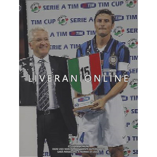 Milano 19/08/2007 Supercoppa Italiana 2007 inter-roma 0:1 nella foto zanetti e matarrese con il premio del campionato ph marco luzzani/ag aldo liverani s.a.s.
