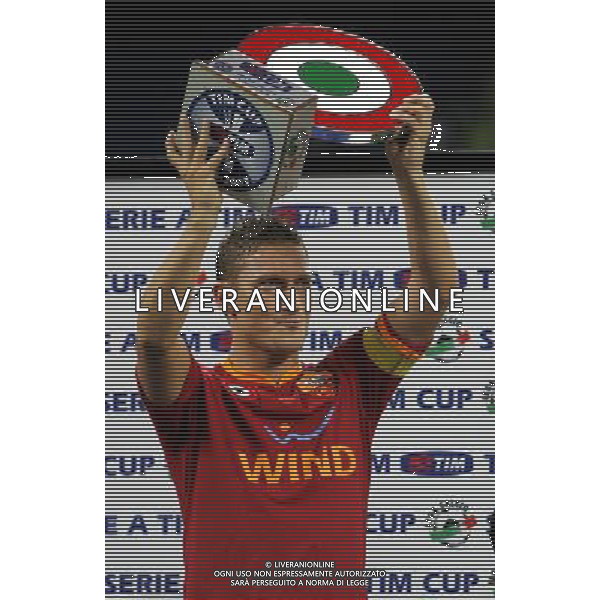 Milano 19/08/2007 Supercoppa Italiana 2007 inter-roma 0:1 nella foto totti con il premio della coppa italia ph marco luzzani/ag aldo liverani s.a.s.