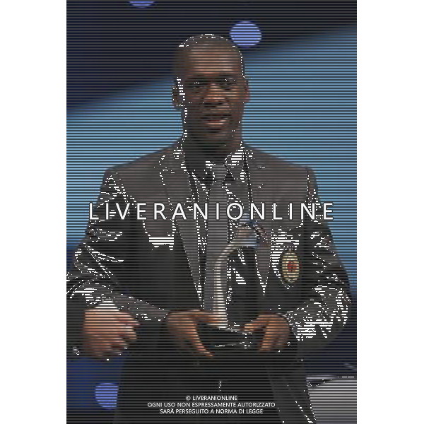 Sorteggio Champions League Monaco Montecarlo 30/08/2007 nella foto Clarence Seedorf premiato ph Luzzani/Ag. Aldo Liverani Sas