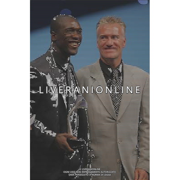 Sorteggio Champions League Monaco Montecarlo 30/08/2007 nella foto Clarence seedorf miglior centrocampista premiato da didier deschamps ph Luzzani/Ag. Aldo Liverani Sas