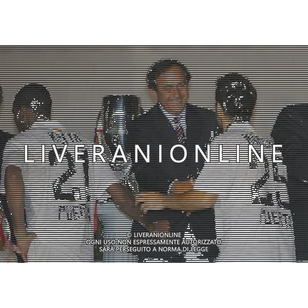 Milan - Siviglia SuperCoppa Europea Monaco Montecarlo 31/08/2007 Premiazione e festeggiamenti dei giocatori del Milan vincitori della Coppa nella foto Michel Platini con i giocatori del Siviglia ph Ag. Aldo liverani