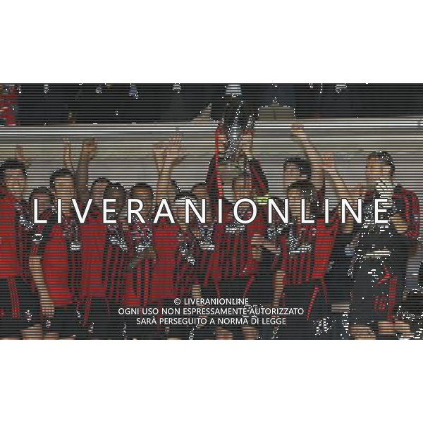 Milan - Siviglia SuperCoppa Europea Monaco Montecarlo 31/08/2007 Premiazione e festeggiamenti dei giocatori del milan vincitore della Coppa nella foto Massimo Ambrosini con la Coppa ph Ag. Aldo liverani