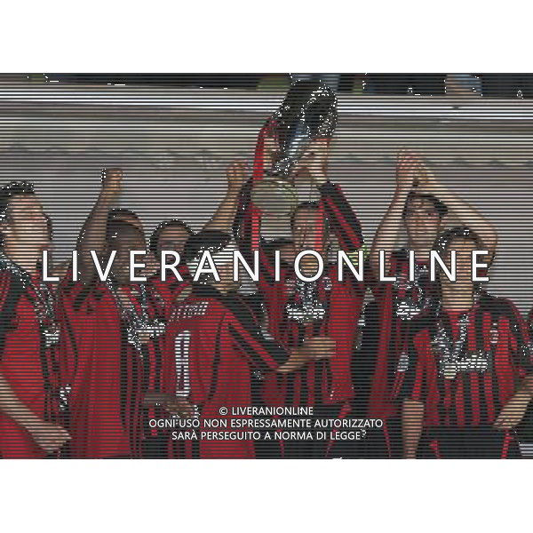 Milan - Siviglia SuperCoppa Europea Monaco Montecarlo 31/08/2007 Premiazione e festeggiamenti dei giocatori del milan vincitore della Coppa nella foto Massimo Ambrosini con la Coppa ph Ag. Aldo liverani