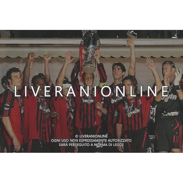 Milan - Siviglia SuperCoppa Europea Monaco Montecarlo 31/08/2007 Premiazione e festeggiamenti dei giocatori del milan vincitore della Coppa nella foto Massimo Ambrosini con la Coppa ph Ag. Aldo liverani