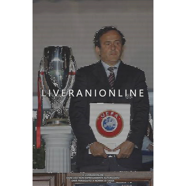 Montecarlo Monaco 31-08-2007 supercoppa europea 2006/07 milan-siviglia 3:1 nella foto michel platini con la supercoppa ph marco luzzani/ag aldo liverani s.a.s.