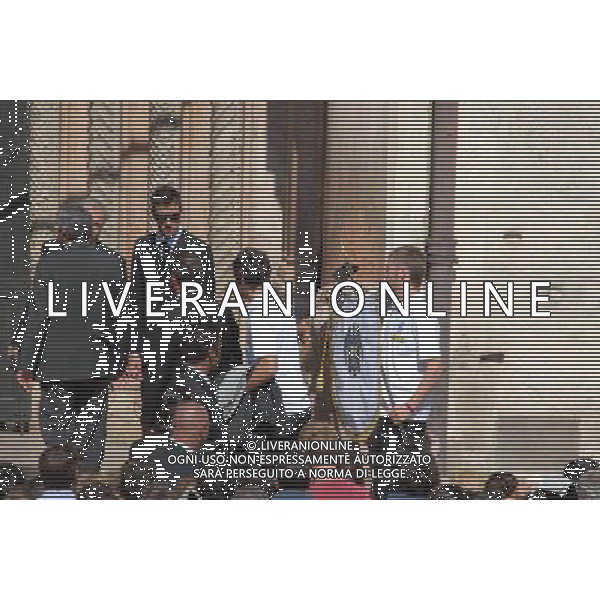 Funerale di Luciano Pavarotti nel Duomo di Modena dove e\' stata allestita la camera ardente 08/09/2007 la folla e gente in fila fuori dalla Cattedrale in attesa di rendere omaggio alla salma nella foto una rappresentanza della squadra della Juventus Calcio Ph Gazzaniga/Agenzia Aldo Liverani Sas 