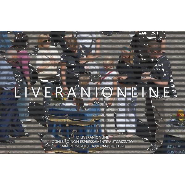Funerale di Luciano Pavarotti nel Duomo di Modena dove e\' stata allestita la camera ardente 08/09/2007 nella foto la folla e gente fuori dalla Cattedrale per rendere omaggio alla salma Ph Gazzaniga/Agenzia Aldo Liverani Sas 