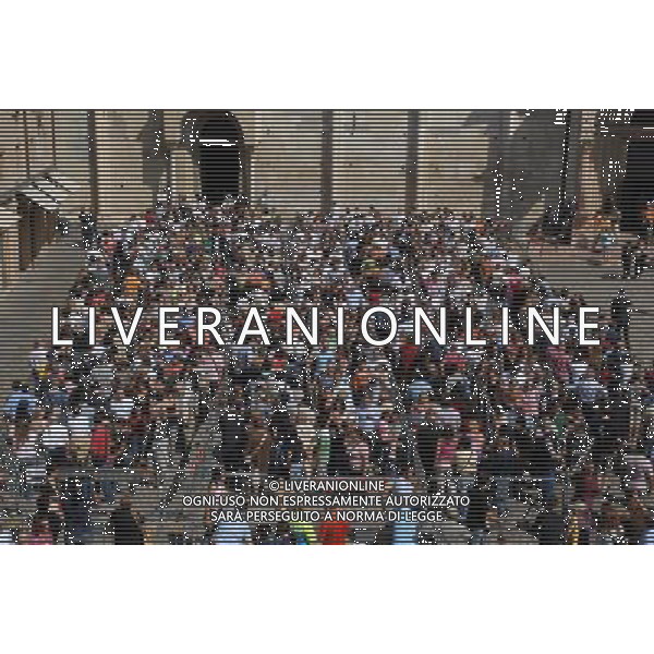 Funerale di Luciano Pavarotti nel Duomo di Modena dove e\' stata allestita la camera ardente 08/09/2007 nella foto la folla e gente in fila fuori dalla Cattedrale in attesa di rendere omaggio alla salma Ph Gazzaniga/Agenzia Aldo Liverani Sas 