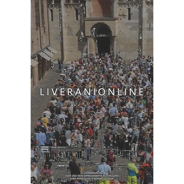 Funerale di Luciano Pavarotti nel Duomo di Modena dove e\' stata allestita la camera ardente 08/09/2007 nella foto la folla e gente in fila fuori dalla Cattedrale in attesa di rendere omaggio alla salma Ph Gazzaniga/Agenzia Aldo Liverani Sas 