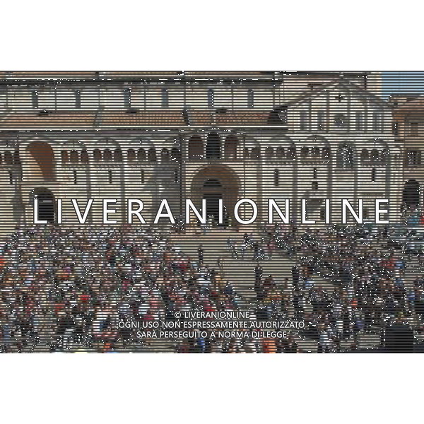 Funerale di Luciano Pavarotti nel Duomo di Modena dove e\' stata allestita la camera ardente 08/09/2007 nella foto la folla e gente in fila fuori dalla Cattedrale in attesa di rendere omaggio alla salma Ph Gazzaniga/Agenzia Aldo Liverani Sas 