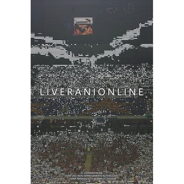 Italia - Francia Qualificazioni Europei 2008 08/09/2007 nella foto l\'omaggio del pubblico a Luciano Pavarotti ph Agenzia Aldo Liverani Sas